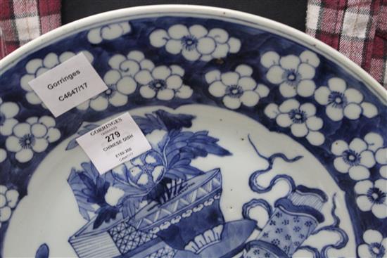 A large Chinese blue and white Antiques dish, 19th century, diameter 38cm